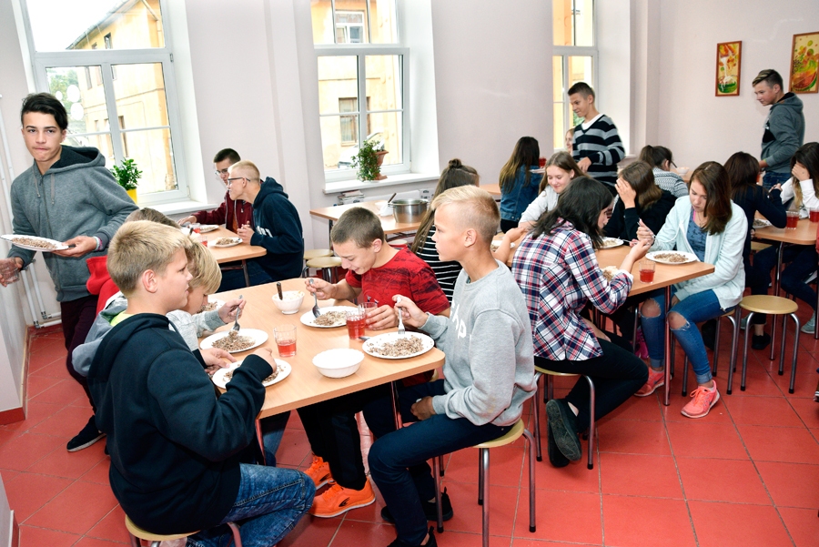 Bauskas novada pašvaldība no nodokļu maksātāju naudas brīvpusdienas nodrošina bērniem, sākot no piecu gadu vecuma līdz pat 9. klasei. Tagad ir iecere bez maksas dot maltīti arī vidusskolēniem.
Autors: Ivars Bogdanovs