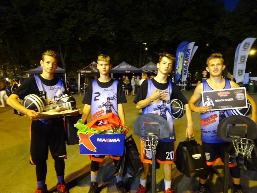 Komandas «Bauskas krampji» sastāvā superfinālā spēlēja Arnolds Fridrihsons (no kreisās), Roberts Smilga, Kristians Lauva un Alens Andrejevs.
Autors: no personiskā albuma.