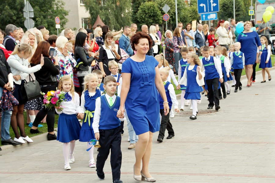 Anita Feldmane, 1.b klases audzinātāja, uz atklāšanas pasākumu ved bērnus, kas šogad sāk skolas gaitas.
Autors: Uldis Varnevičs