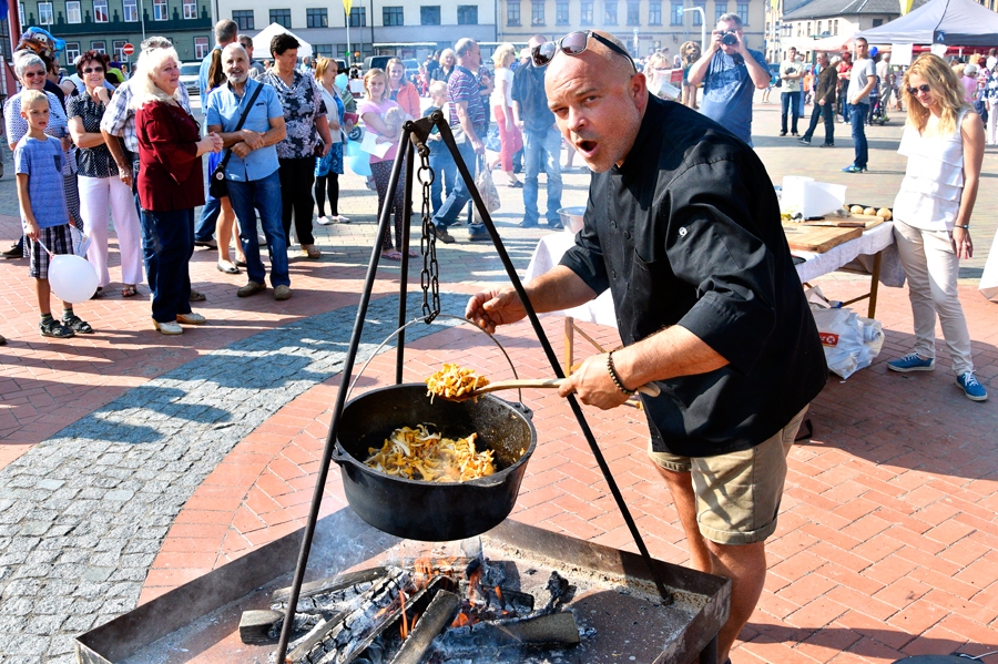 Bauskas vecpilsētā Pagalmu svētkos pērn piedalījās atraktīvais pavārs Elmārs Tannis.
Autors: no «Bauskas Dzīves» arhīva