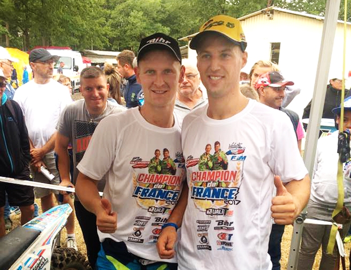 Elvijs Mucenieks (no kreisās) kopā ar komandas biedru Valentīnu Žirū pēc triumfa Francijā.
Autors: facebook.com