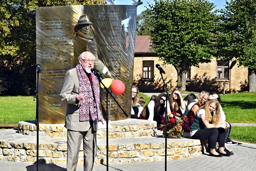 Dzejnieks Knuts Skujenieks 2016. gadā viesojās Bauskā.
Autors: no «Bauskas Dzīves» arhīva