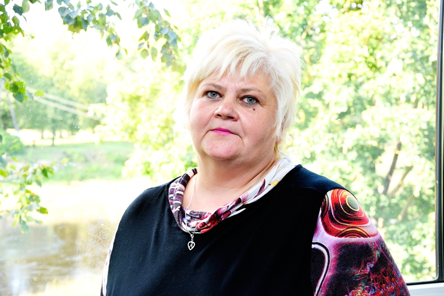 Anda Stariņa aizgājēju izvadīšanā ik sīkāko darbiņu dara no visas sirds, enerģiju pēc tam atgūstot ģimenē.
Autors: Ivars Bogdanovs