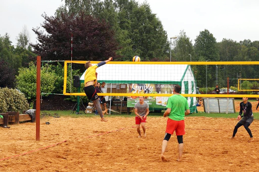 Vecumnieku Vecā ezera krastā pēdējās šīs sezonas sacensībās spēlētāji nebijās brāzmainā vēja un pat lietus.
Autors: Jānis Plūme