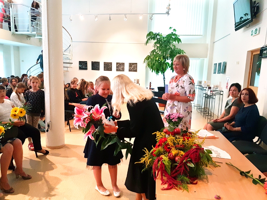 Pirmklasniekus sveic Mākslas skolas direktora pienākumu izpildītāja Anita Velmunska un klašu audzinātājas.
Autors: Niks Edušs