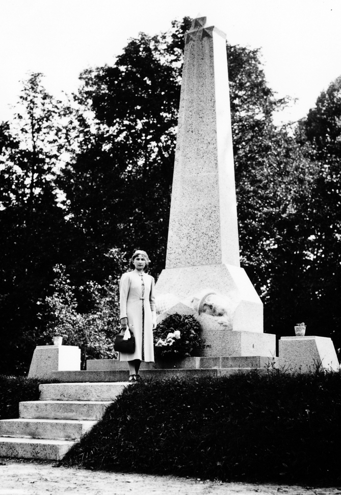 Brīvības piemineklis Iecavā pagājušā gadsimta 30. gados.
Autors: no A. Leitlanta albuma.