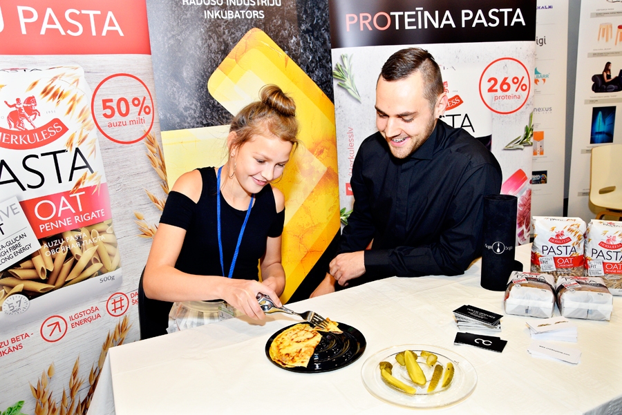 Nauris Cinovics, grafiskais dizainers un bijušais baušķenieks, radījis īpašu dakšiņu. To iemēģina kuldīdzniece Renāte Freimane. Viņa nobauda pankūkas, kas ceptas Iecavā ražotajā rapšu eļļā, kā arī SIA «Kronis» marinētos gurķīšus. R. Freimane atzīst – dakšiņa, lai arī smaga, ir ērta lietošanā.
Autors: Ivars Bogdanovs