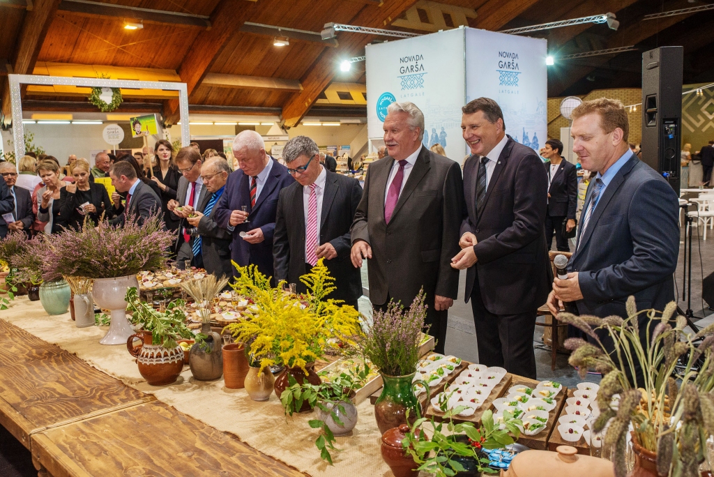 Izstādi «Riga Food 2017» apmeklēja valsts augstākās amatpersonas, tostarp prezidents Raimonds Vējonis, zemkopības ministrs Jānis Dūklavs. Līdz ar viņiem arī Latvijas Lauku konsultāciju un izglītības centra vadītājs baušķenieks Mārtiņš Cimermanis (no labās).
Autors: Publicitātes foto
