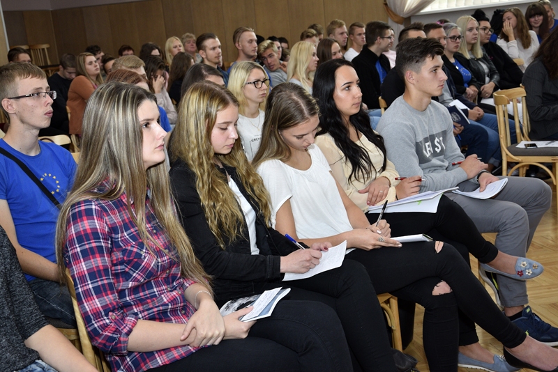 Uz tikšanos ar Saeimas deputātiem bija ieradušies ģimnāzijas vecāko klašu audzēkņi.
Autors: Ivars Bogdanovs