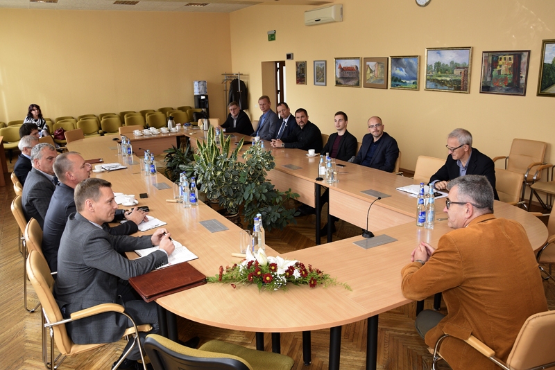 Darba sanāksmē Bauskā strādāja četru novadu – Bauskas, Iecavas, Vecumnieku un Rundāles – amatpersonas. Līdz ar viņiem diskusijā piedalījās Valsts policijas Zemgales reģiona pārvaldes vadītājs Andris Zellis un Bauskas iecirkņa priekšnieks Ainars Stankevics.
Autors: Ivars Bogdanovs