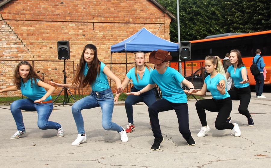 «Contry Way» jaunieši uzstājās Bauskas vecpilsētas Pagalmu svētkos.
Autors: Uldis Varnevičs