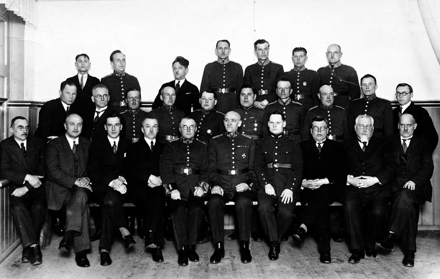 1932. gads. Bauskas policisti un aizsargi Kurzemes viesnīcā (tag. Bauskas muzejs).
Autors: no Bauskas muzeja arhīva