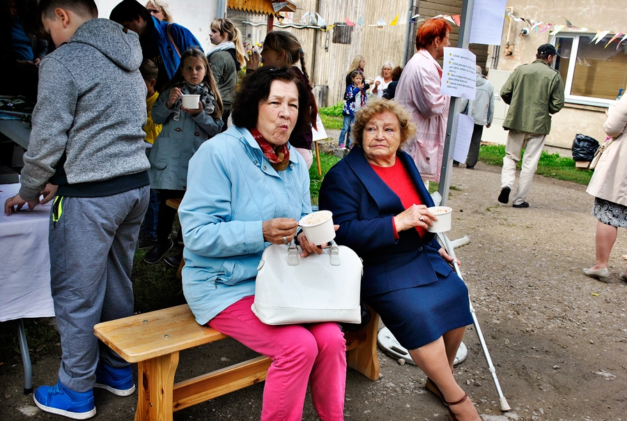 Baušķenieces Rasma Irbe (no kreisās) un Ausma Mūrniece bauda piena putru Plūdoņa ielas pagalmā.
Autors: Vilnis Auzāns