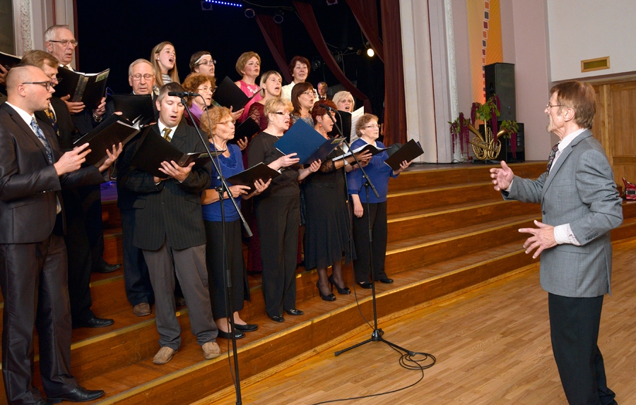 Ivars Žindulis jauktajam korim «Grenctāle» ne tikai dāvājis melodijas un pats tajā dzied, bet vajadzības gadījumā vada arī kolektīva skanējumu.
Autors: Ivars Bogdanovs
