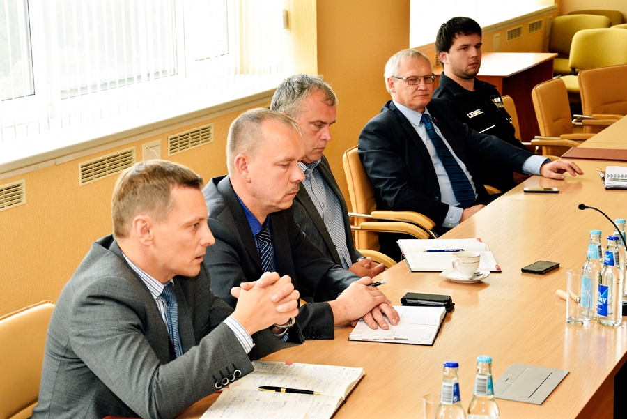 Diskusijā par pašvaldības policijas izveidi piedalās Andris Zellis, Valsts policijas Zemgales reģiona pārvaldes vadītājs (no kreisās), Valsts policijas Bauskas iecirkņa priekšnieks Ainars Stankevics, Bauskas novada izpilddirektors Jānis Kalinka, Rundāles novada domes priekšsēdētājs Aivars Okmanis un pašvaldības policists Mārtiņš Brikers.
Autors: Ivars Bogdanovs