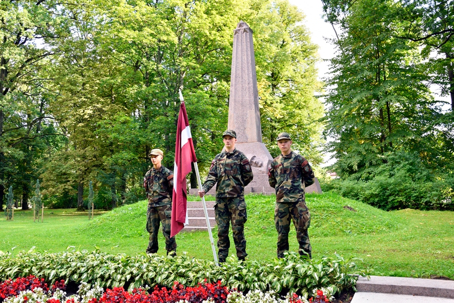 Jaunsargi pie atjaunotā Iecavas Brīvības pieminekļa.
Autors: Vilnis Auzāns