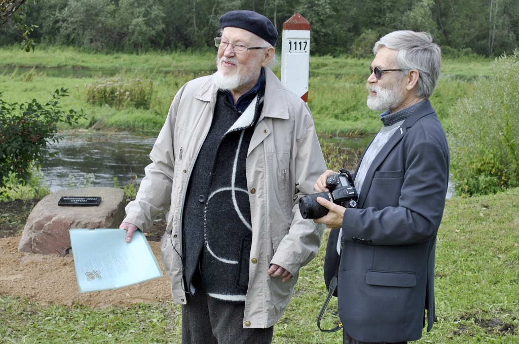 Knuts Skujenieks ar dzejnieku no Lietuvas Vladu Brazjūnu.
Autors: Vilnis Auzāns