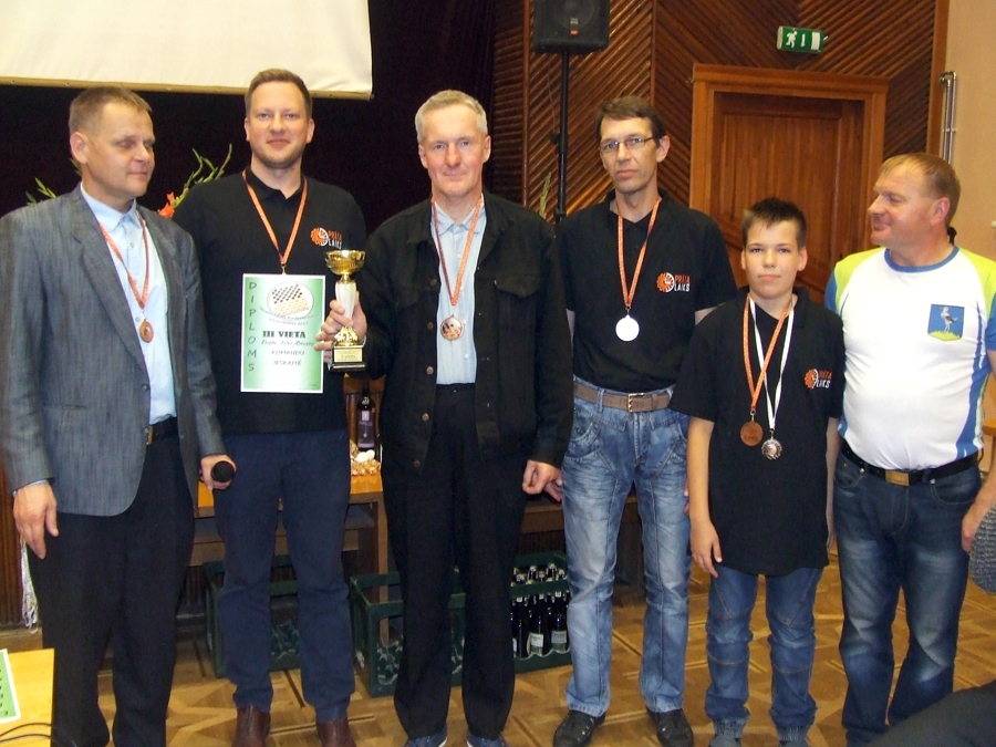 Jānis Štāls (trešais no labās) uzvarēja ātrās dambretes turnīrā Degumniekos.
Autors: no A. Šimkusa albuma