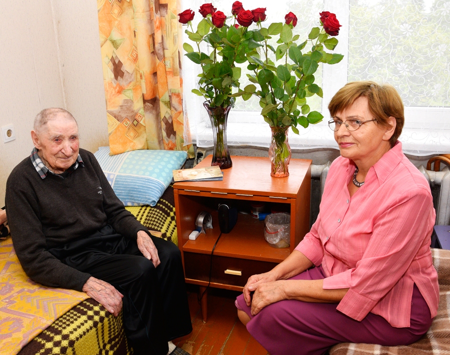 Staņislavs Rakovskis savā simt pirmajā dzimšanas dienā ar meitu Aļu Ošecku.
Autors: Ivars Bogdanovs