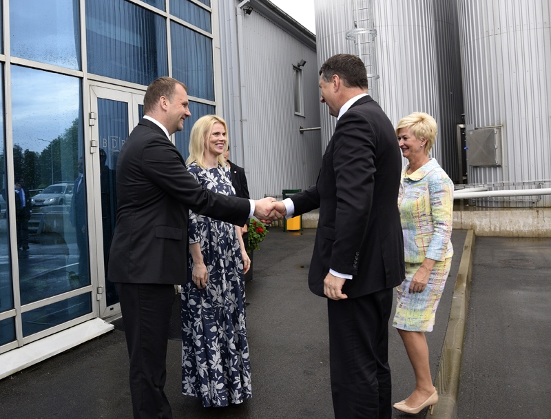 Valsts prezidentu un viņa kundzi Ivetu Vējoni sagaida SIA «Baltic Dairy Board» īpašnieks Kaspars Kazāks ar kundzi.
Autors: Ivars Bogdanovs