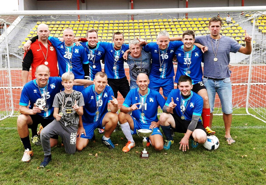 Komandā «Rainis» spēlēja: Jānis Munda (kājās stāv pirmais no kreisās), Raivis Miļūns, Toms Rozentāls, Ingus Šekavs, Agris Grandovskis, Juris Kopilovs, Edgars Lujāns, Ģirts Laugalis, Ingus Panteļejevs (pirmajā rindā no kreisās), komandas fans – Ralfs Akmentiņš, Arnis Korņenkovs, Sindijs Smalkais, Māris Akmentiņš. Vēl komandā spēlēja Jānis Akmentiņš un Arturs Kupčiuns.
Autors: Nauris Dumbrovskis