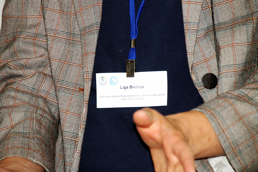 Bezatkritumu dzīvesveids – mazs akcents no «Zero Waste Academia» semināra. Kaklā iekaramās dalībnieku kartes ir vienkārši papīra gabaliņi, piestiprināti ar klipšiem. Semināram beidzoties, tos atstāj pie organizatoriem, kas nomainīs papīra gabaliņus pret jauniem vai saglabās tos pašus. Papīru iespējams izmantot pārstrādei. Nekāda laminēšana, speciāla plastmasa vai kas cits.
Autors: Uldis Varnevičs