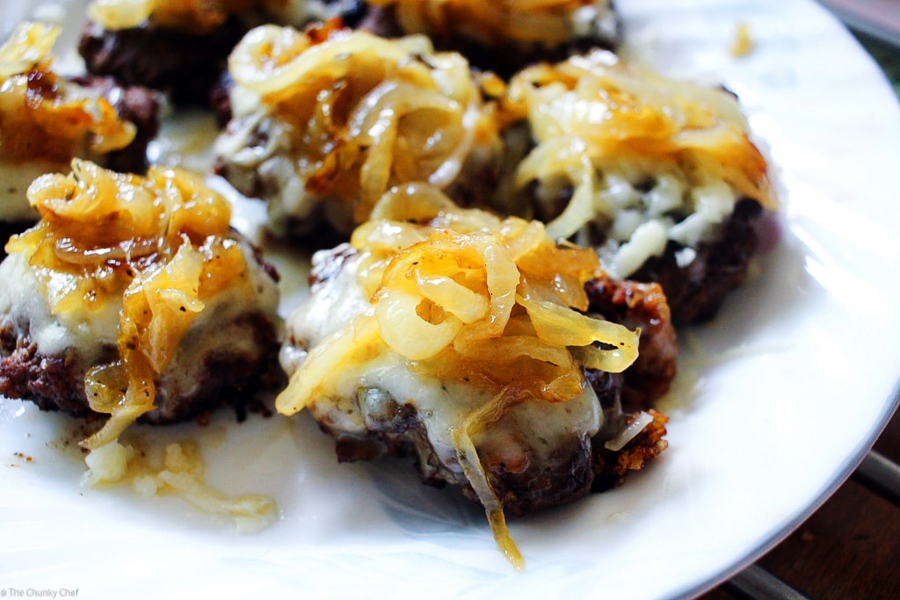 Gaļas ēdienus ieteicams bagātināt ar karamelizētiem sīpoliem. Sīpolu ripiņas apcep eļļā un pievieno tikai sinepes un medu.