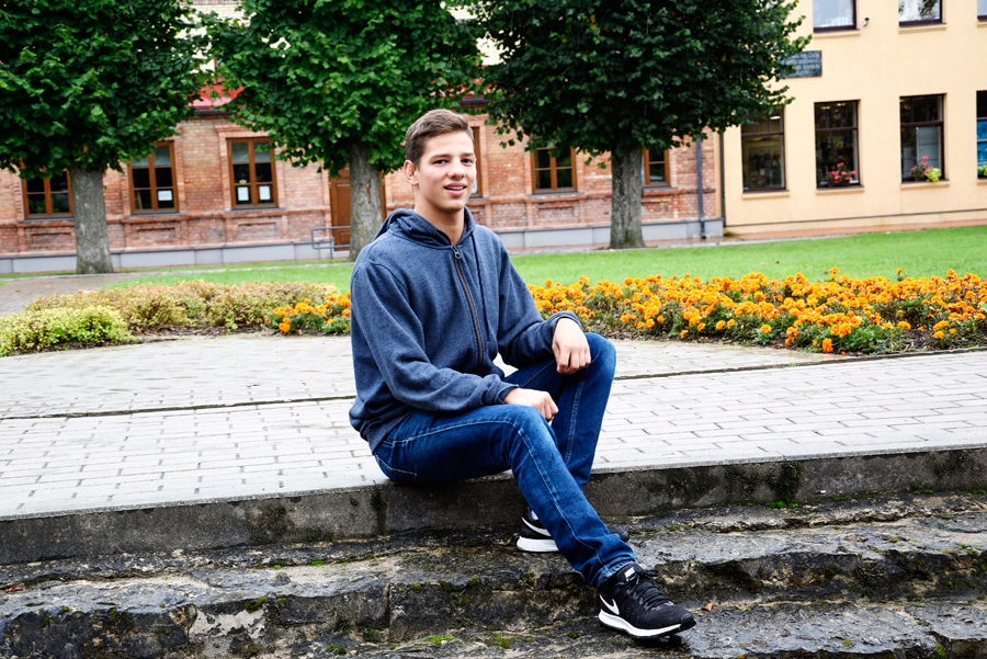 Dāvis Rimševics par notikumiem pasaulē īpaši neinteresējoties: «Man pietiek ar saviem, skolas, ģimenes un draugu ikdienas notikumiem. Citu cilvēku gaitām sekot līdzi nav laika.»
Autors: Ivars Bogdanovs