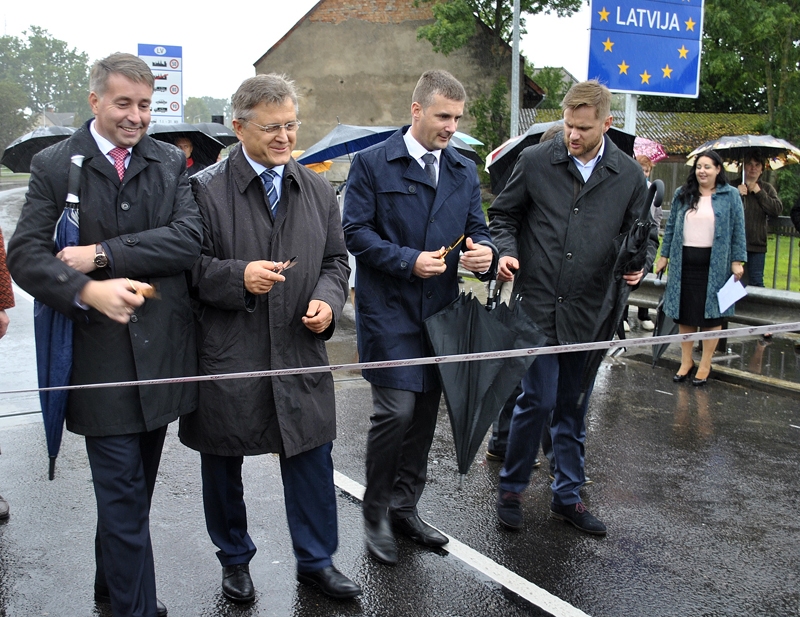 Svinīgajā lentes pārgriešanā uz Mēmeles tilta Skaistkalnē piedalījās satiksmes ministrs Uldis Augulis (no kreisās), Biržu mērs Valdemārs Vaļķūns, akciju sabiedrības «Latvijas Valsts ceļi» valdes priekšsēdētājs Jānis Lange, kā arī būvfirmas «Igate» pārstāvis Madars Radželis.
Autors: Vilnis Auzāns