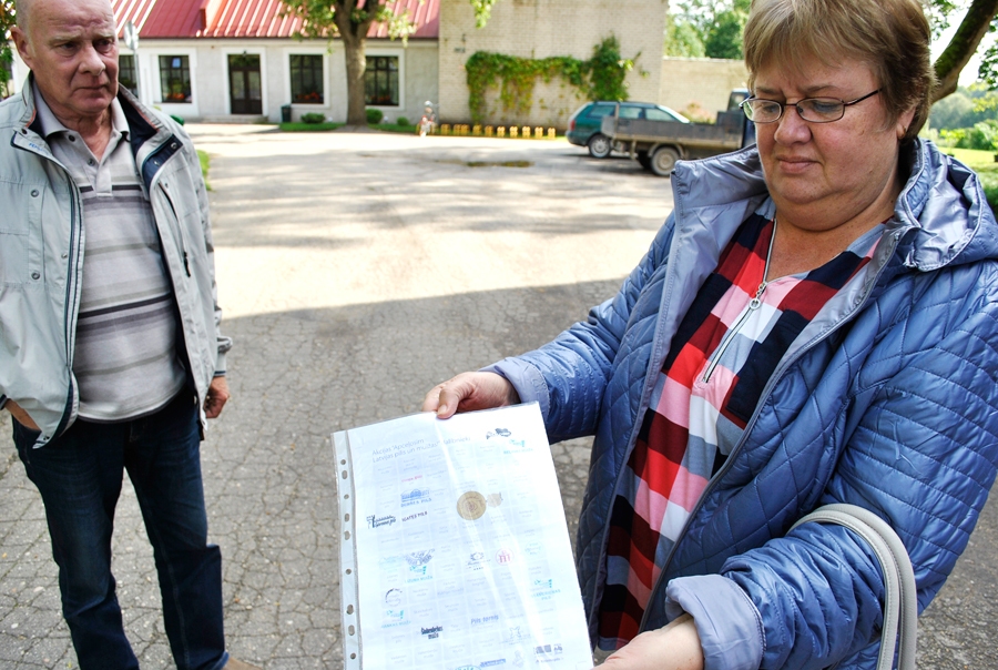 Vita un Andris no Rīgas Skaistkalnē saņēma zīmogu par apmeklējumu, turpinot dalību Piļu un muižu asociācijas ceļotāju akcijā.
Autors: Antra Ērgle