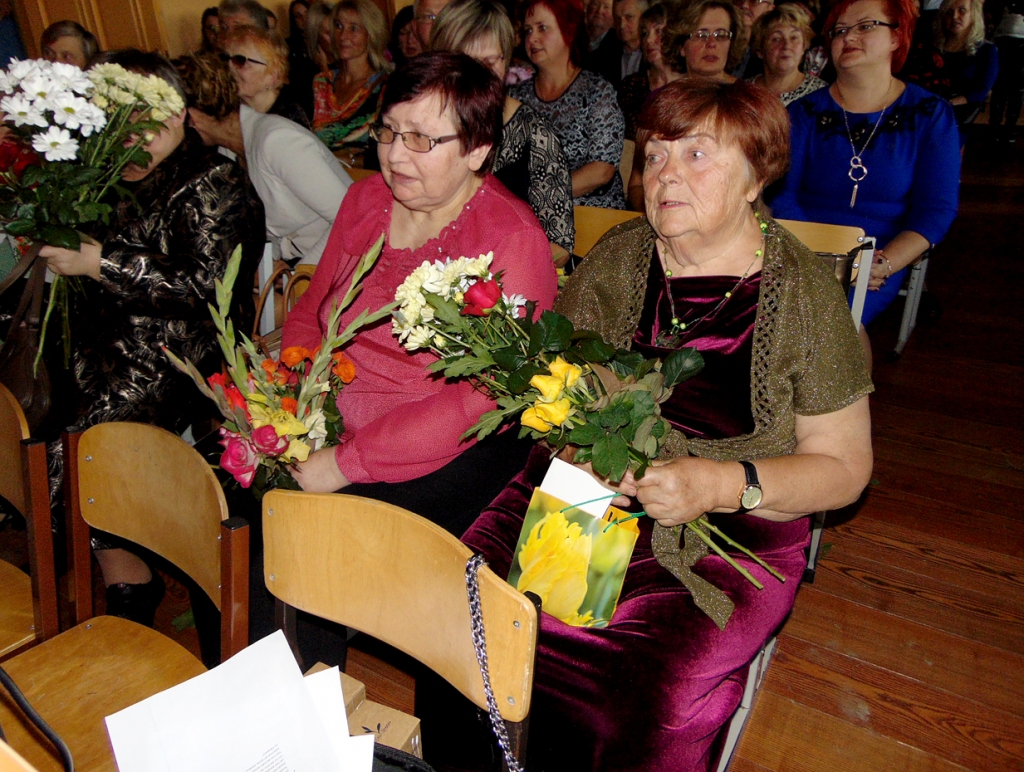 Ināra Birzniece (no labās) Mežgaļos ieradās septiņu gadu vecumā kā skolniece. Par pedagoģi viņa skolā nostrādāja līdz 70 gadu vecumam. Viņai līdzās ilggadējā mācību pārzine Katrīna Malanka.
Autors: Vilnis Auzāns