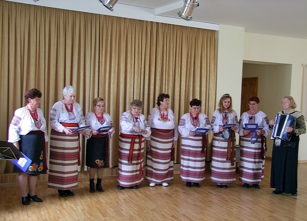 Ukraiņu dziesmas un rotaļas aizrāva sarīkojuma dalībniekus.
Autors: No albuma.