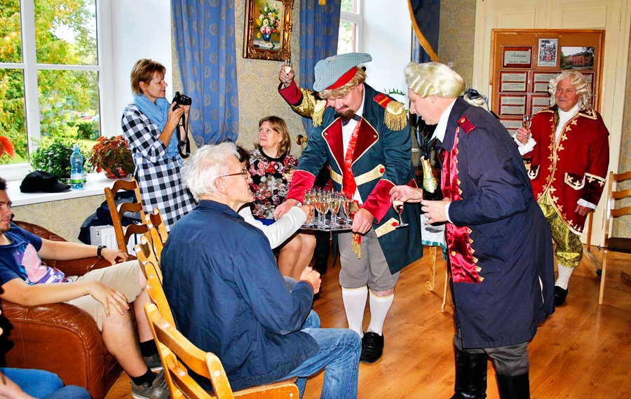 Grāfs Korfs jeb Ingus Pavinkšnis (no labās) un viņa viesi – medību pārzinis Pēters Komarovskis jeb Dainis Kozlovskis, baroni fon Mēdems un fon Hāzens jeb Voldemārs Barens un Uldis Mantons – sniedza aizrautīgu priekšnesumu par augstmaņu dzīvi senlaikos.
Autors: Antra Ērgle