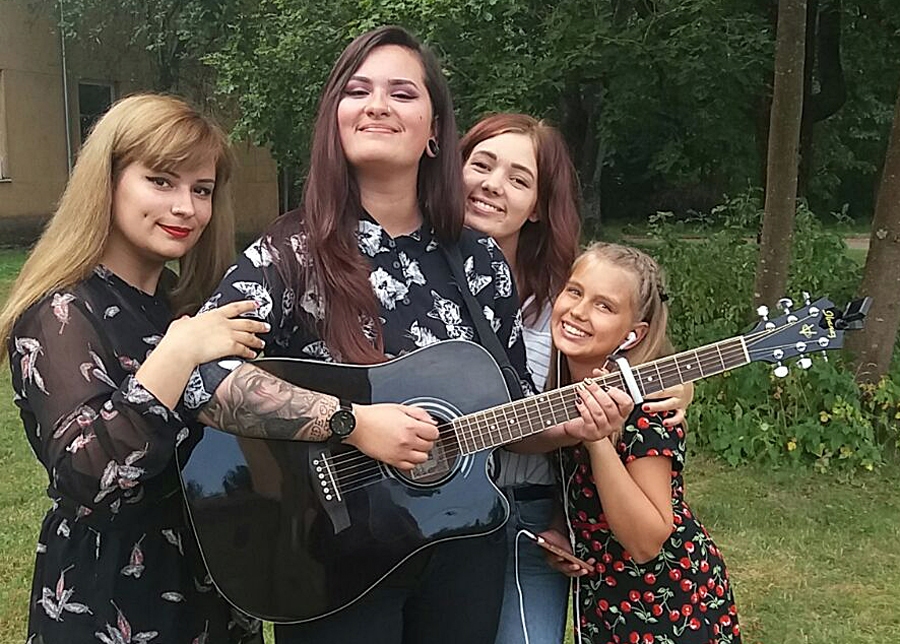 Sintija Kārkliņa (ar ģitāru).
Autors: no albuma.