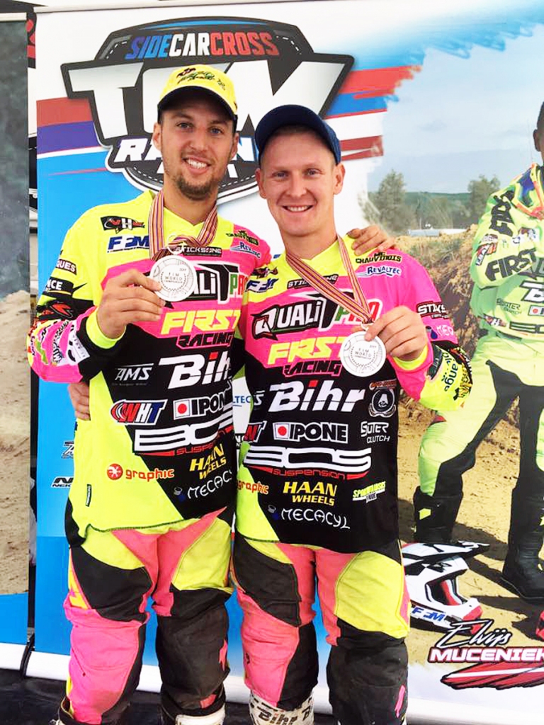 Pasaules čempionāta sudraba medaļnieki – Elvijs Mucenieks (no labās) kopā ar francūzi Valentīnu Žirū.
Autors: no Elvija Mucenieka personīgā albuma.