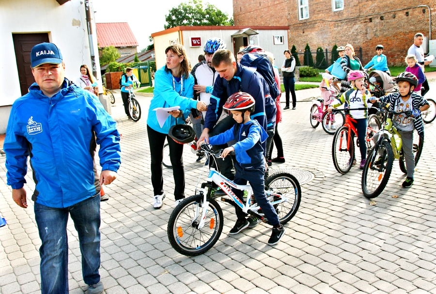Kaspara Brazovska (no kreisās) rīkotajā pasākumā šoreiz īpaši daudz bija jauno riteņbraucēju.
Autors: Uldis Varnevičs