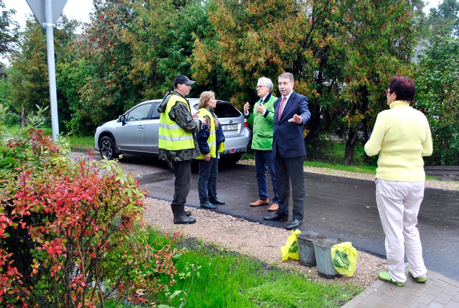 Satiksmes ministram Uldim Augulim (centrā no labās) par ceļa būvētāju brāķi savu neapmierinātību pauž Rīgas un Miera ielas krustojumā dzīvojošie skaistkalnieši.
Autors: Vilnis Auzāns