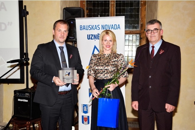 Kaspars un Ilona Kazāki, SIA «Baltic Dairy Board» valdes pārstāvji, saņem Bauskas novada domes speciālbalvu par inovatīvas un vērienīgas ražotnes atvēršanu.
Autors: No arhīva.