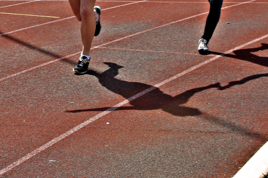 Bauskas stadiona skrejceļa virskārta vairākās vietās ir ļoti nodilusi.
Autors: No arhīva.