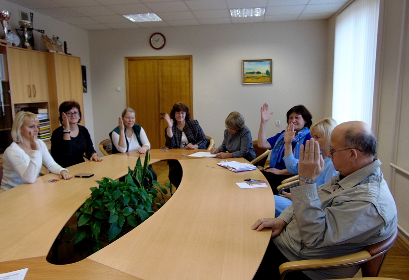 Bauskas novada jaunizveidotās vēlēšanu komisijas pirmais balsojums. Tajā piedalās Jolanta Kalinka (no kreisās), Inguna Paegle, Daira Jātniece, Sarmīte Misēviča, Māra Graudiņa, Līga Kausiniece un Juris Gailis. Protokolē pašvaldības sekretāre Mārīte Dābola (ceturtā no labās).
Autors: Vilnis Auzāns