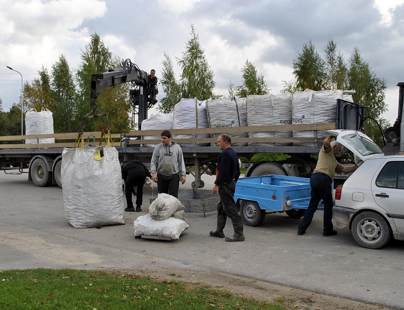 Ozolaines centrā piestājis kravas auto no Lietuvas. Tajā lielajos maisos sabērti Bauskas puses dārzos salasītie āboli.
Autors: Vilnis Auzāns