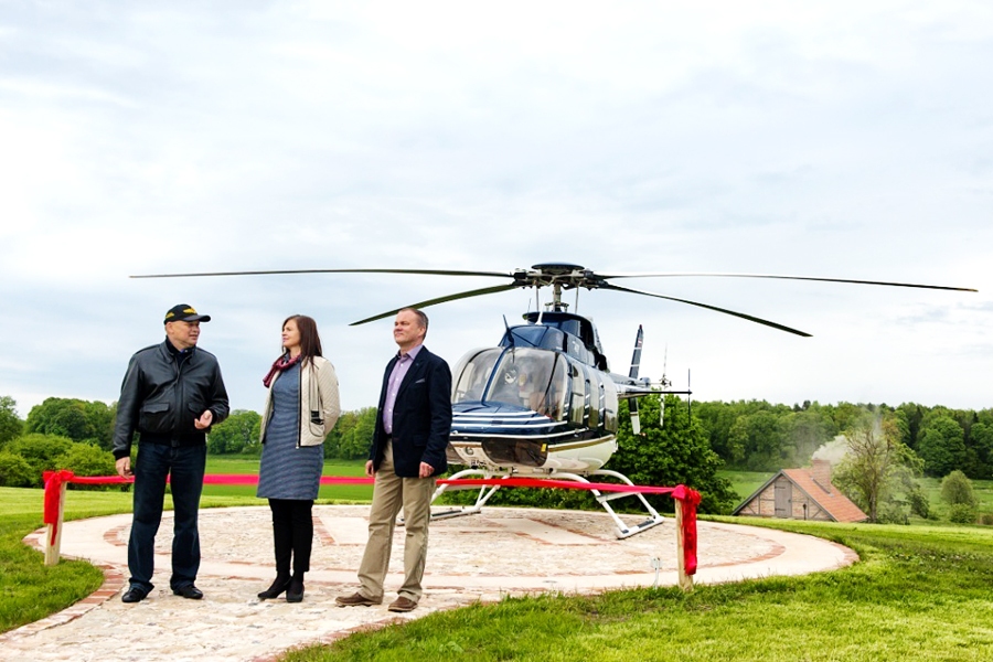 Mazmežotnes muižas saimnieki Iveta un Āris Burkāni helikoptera pilota Alda Pauga (no kreisās) atvizinātos viesus uzņem pāris reižu mēnesī.
Autors: no Mazmežotnes muižas albuma