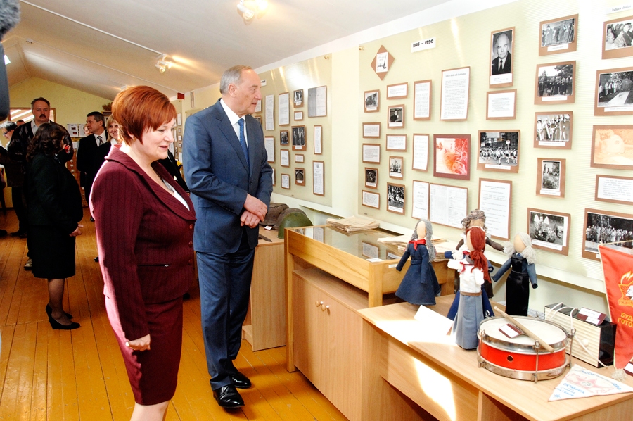 Valsts prezidents Andris Bērziņš kopā ar direktori Viju Ieleju apskata Īslīces vidusskolas muzeju 2015. gadā.
Autors: no «Bauskas Dzīves» arhīva.
