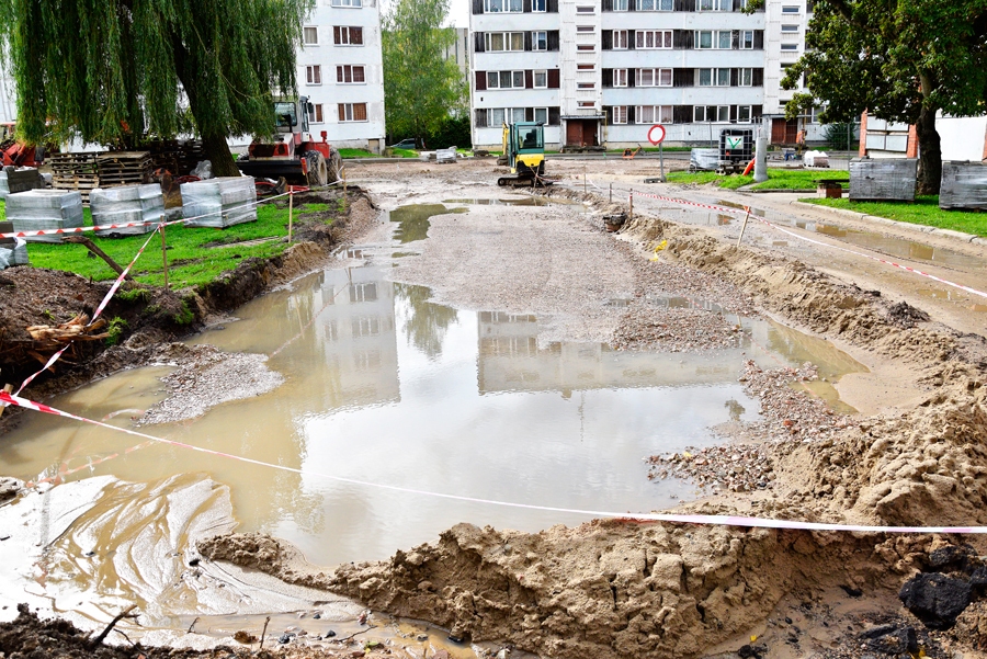 Vītolu un Salātu ielas namu iekšpagalmu brauktuves izbūve ir viens no gaidītākajiem projektiem Bauskā. Pašlaik gan īstenošana notiek lēni.