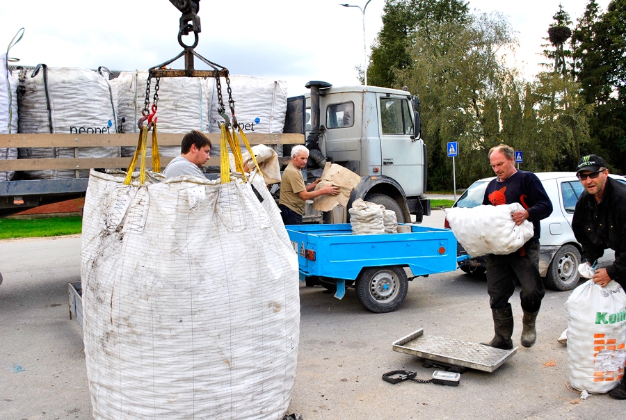 Ozolaines centrā piestājis kravas auto no Lietuvas. Tajā lielajos maisos sabērti Bauskas puses dārzos salasītie āboli.
Autors: Vilnis Auzāns