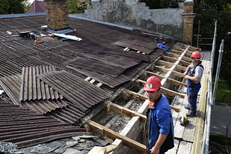 SIA «Kvintets M» muzeja ēkas remontu sāka ar jumta atjaunošanu.
Autors: Ivars Bogdanovs