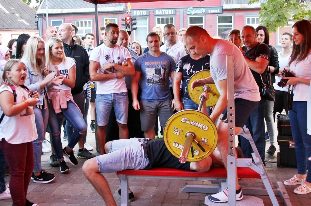 Bauskā 5. augustā notika sacīkšu «Spēcīgākā Latvijas pilsēta» posms, kur mūsu stiprie vīri un dāmas sasniedza jaunu Latvijas rekordu, uzspiežot kopā 277 200 kilogramus.
Autors: No arhīva.