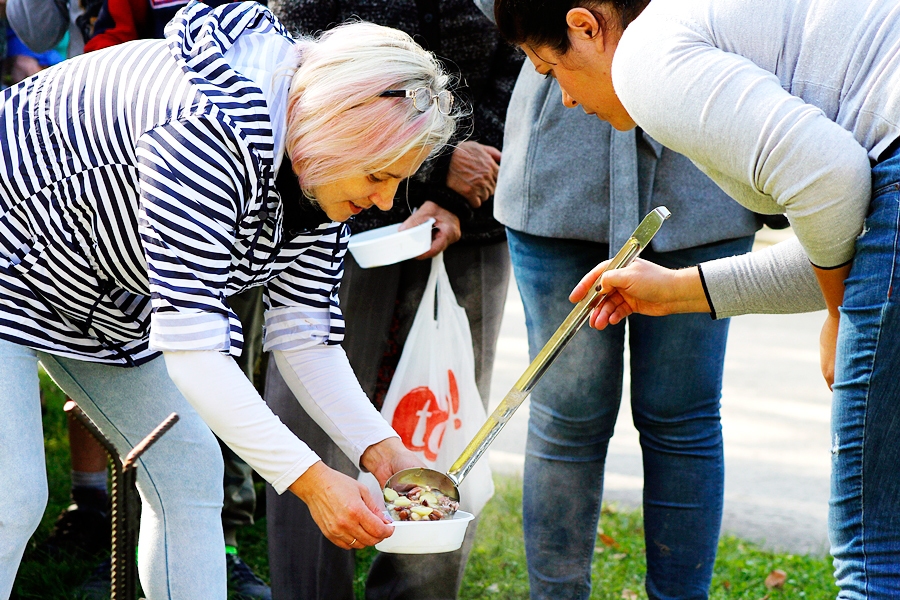 Misenieki pulcējās pie mielasta – pupiņu zupas, kas gata­vota no pašu audzētiem dārzeņiem.
Autors: Alise Dreimane