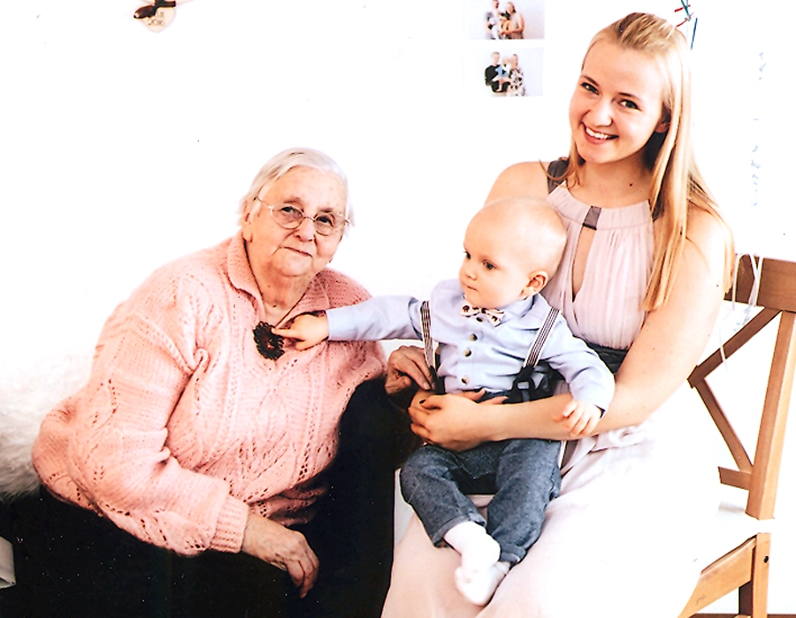 Ar jaunāko mazmeitu Zani Gaili un visjaunāko mazmazdēlu Jēkabu.
Autors: no Laimdotas Salas ģimenes albuma