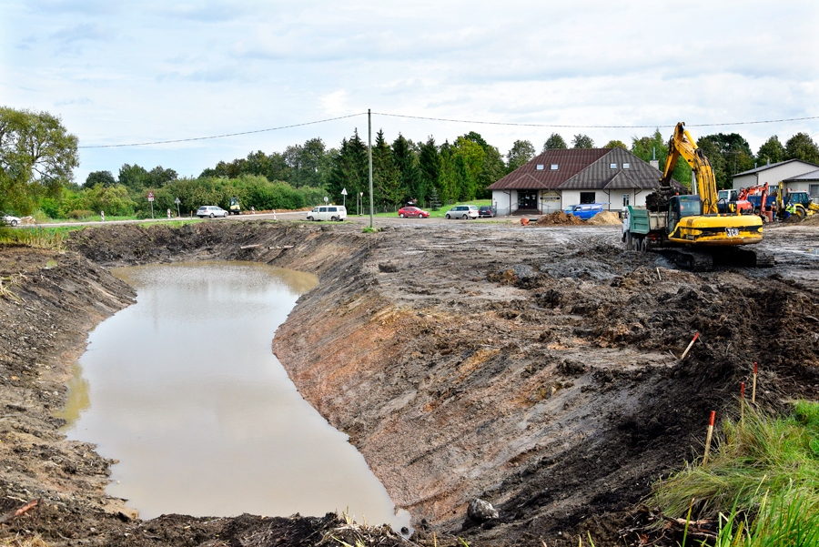 Laikrakstam aculieciniece Z. H. iesūtījusi vēstuli ar brīdinājumu, viņa raksta: «Manā skatījumā bīstama vieta ir izveidota, dodoties no Bauskas Bērzkalnu virzienā, pārsimt metru no apļa, kur tiek tīrīts dīķis un vienlaikus ierīkots gājēju celiņš. Celiņa mala tiek kārtīgi norobežota, bet dīķa mala, kas ir iztīrīta gandrīz līdz braucamajai daļai, nav vispār norobežota. Baidos, ka tumšajos vakaros tur nenotiek kāda nelaime, jo no rītiem redzu, ka bērni ar velosipēdiem brauc Bauskas virzienā uz skolu. Bauskas novada domei un atbildīgajai būvfirmai būtu šis trūkums jānovērš.»
Iedzīvotāji un «Bauskas Dzīve» gaida atbildīgo personu komentāru, vai situācija ir droša vai tomēr ir jāizveido kāds norobežojums ap dīķi.
Autors: Ivars Bogdanovs